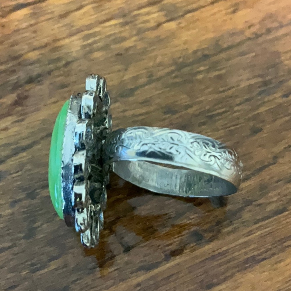 Green statement ring - Picture 3 of 5